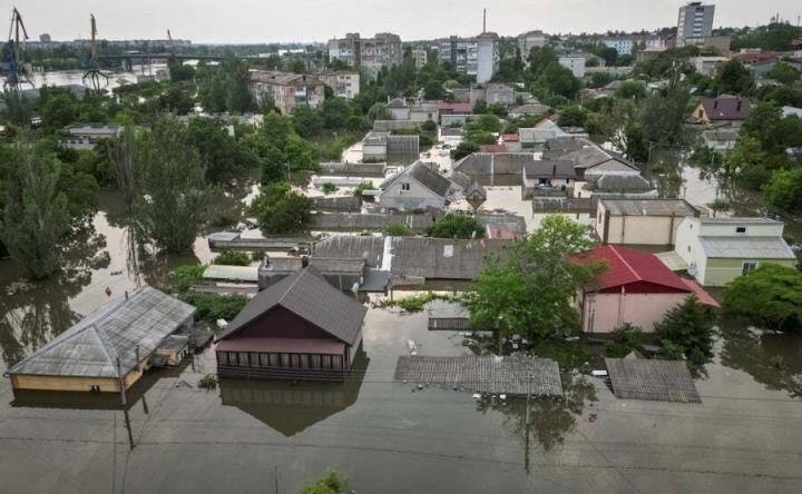 Lũ do vỡ đập Nova Kakhovka nhấn chìm nhiều ngôi nhà ở Kherson.