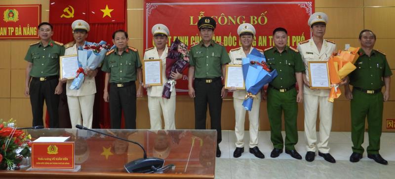 Ban Giám đốc Công an TP Đà Nẵng chúc mừng các cán bộ, chỉ huy được bổ nhiệm giữ vị trí công tác mới.