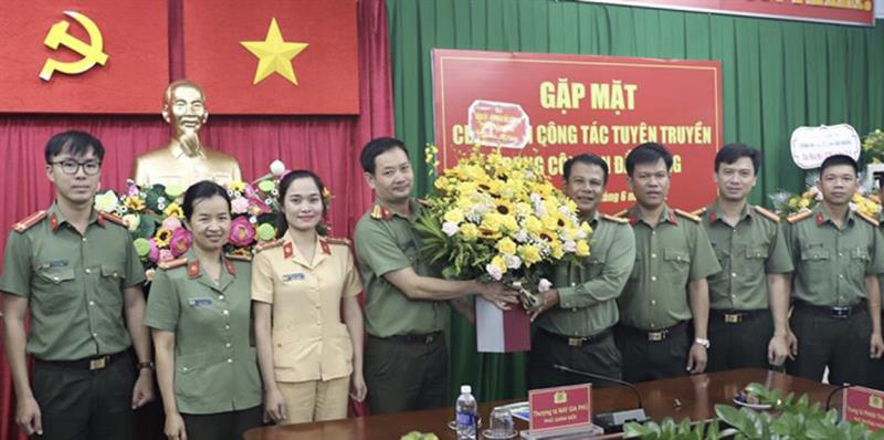 Lãnh đạo Công an tỉnh Đắk Nông tặng hoa, chúc mừng cán bộ, chiến sĩ làm công tác tuyên truyền nhân Ngày Báo chí cách mạng Việt Nam.