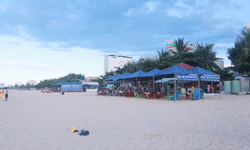 Đà Nẵng, dựng quán nhậu dưới bãi biển, khách tắm nước ngọt, tiểu tiện ngay trên bãi cát