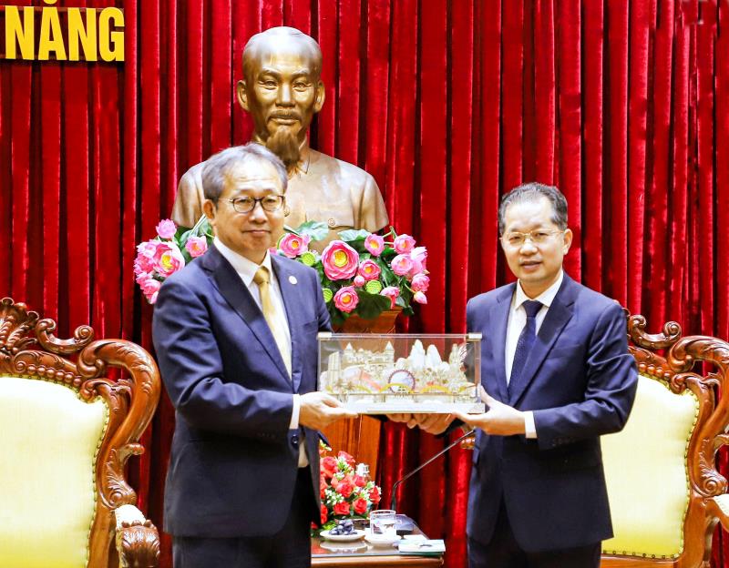 Bí thư Thành ủy Nguyễn Văn Quảng (bên phải) tặng quà lưu niệm cho Đại sứ Nhật Bản tại Việt Nam Yamada Takio.
