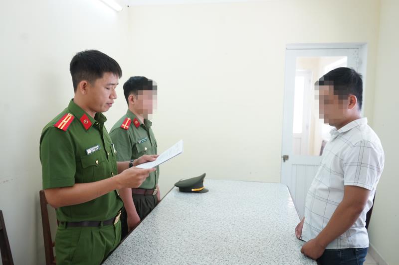 Cơ quan Công an tống đạt các quyết định khởi tố vụ án, khởi tố bị can đối với Nguyễn Hoàng Hải.