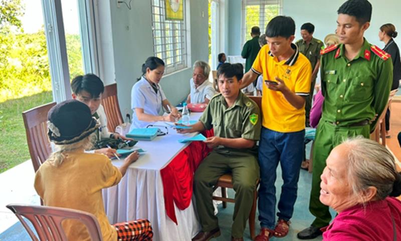 Ngoài được tuyên truyền phòng chống tội phạm ma túy, người dân xã Phú Vinh còn được khám chữa bệnh miễn phí.
