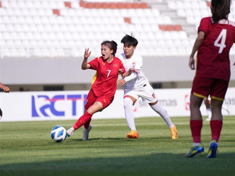 U19 nữ Việt Nam thi đấu nỗ lực dù bị dẫn bàn trước.