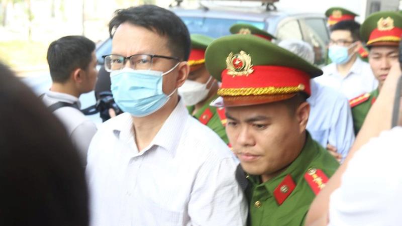 Bị cáo Trần Việt Thái bị dẫn giải đến tòa.