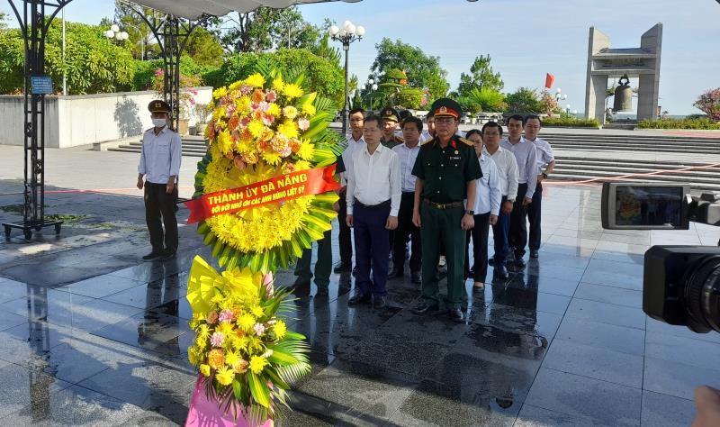 Đoàn đại biểu thành phố Đà Nẵng dâng hương tại Đài tưởng niệm Di tích quốc gia đặc biệt Thành Cổ Quảng Trị