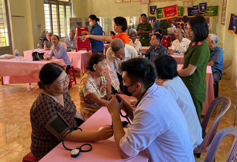 Hội Phụ nữ, Đoàn Thanh niên khối Xây dựng lực lượng Công an TP Đà Nẵng đến thăm, tặng quà và trao hỗ trợ kinh phí chăm sóc đối với bà Trần Thị Thuần - vợ Liệt sỹ CAND tại thôn Bồ Bản.