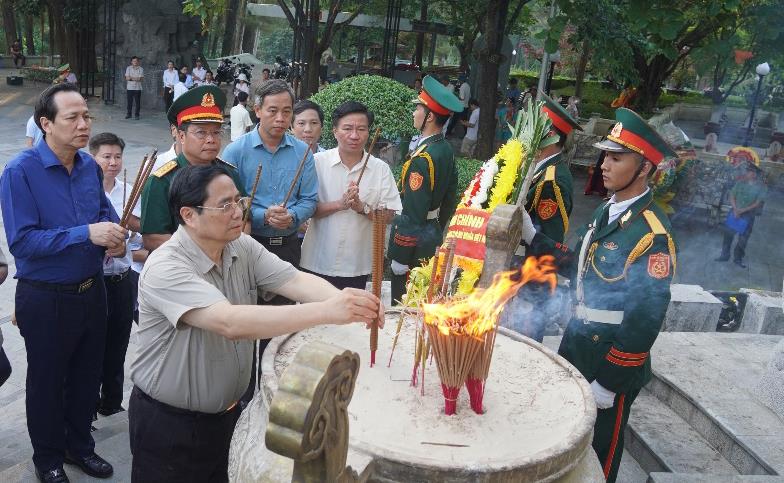 Thủ tướng tặng quà động viên các đơn vị thi công dự án đường cao tốc đoạn Vạn Ninh – Cam Lộ.
