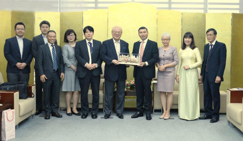 Phó Chủ tịch Thường trực UBND thành phố Hồ Kỳ Minh (thứ 4, từ phải sang) tặng quà lưu niệm cho Cố vấn đặc biệt Nhóm Nghị sĩ hữu nghị Nhật Bản - Việt Nam Takebe Tsutomu.