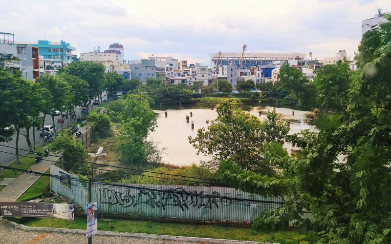 Dự án Đà Nẵng Center bỏ hoang, không triển khai từ hơn 10 năm nay, đã thành nơi ao tù nước đọng.