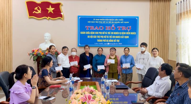Chủ tịch Hội Bảo trợ Phụ nữ và trẻ em nghèo bất hạnh TPĐN Huỳnh Văn Hoa (thứ hai từ trái sang) trao kinh phí chữa bệnh cho bà con.