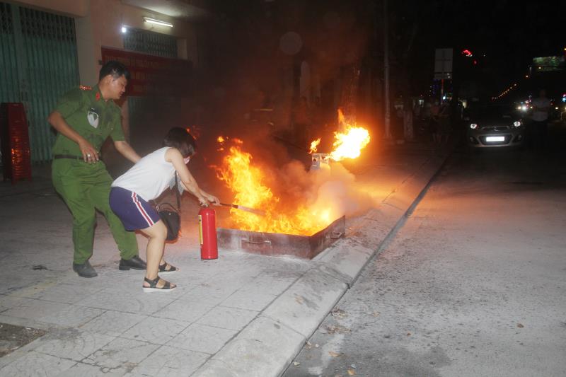Diễn tập chữa cháy tại khu chung cư Lê Đình Lý.