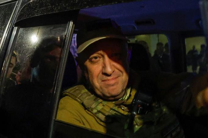 Ông Yevgeny Prigozhin rời trụ sở Quân khu phía Nam khi lực lượng Wagner rút khỏi Rostov-on-Don (Nga) hôm 24-6. Ảnh: Reuters
