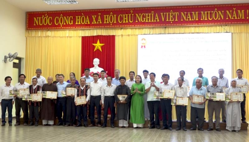Lãnh đạo huyện Hòa Vang khen thưởng các điển hình tiêu biểu.