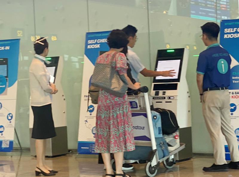 Du khách Hàn Quốc tự làm thủ tục khi rời Đà Nẵng với dịch vụ self check-in kiosk.