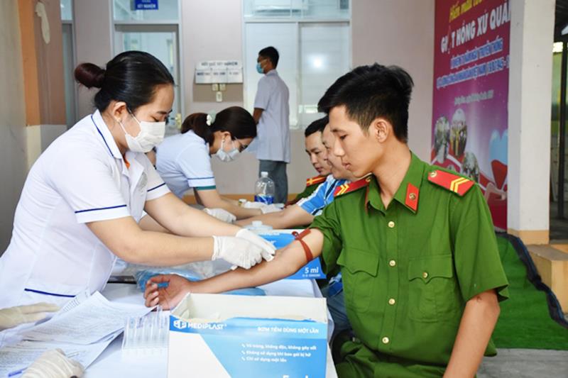 ĐVTN, CBCS Công an tỉnh Quảng Nam tham gia hiến máu.