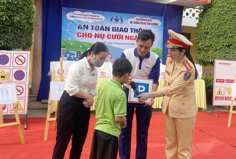 Một buổi ngoại khóa, tuyên truyền ATGT tại Trường Trẻ em khuyết tật tỉnh Quảng Trị.