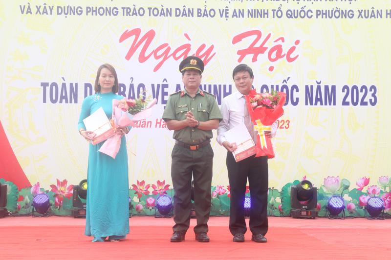 UBND xã Hòa Nhơn tặng bình chữa cháy cho các hộ khó khăn.