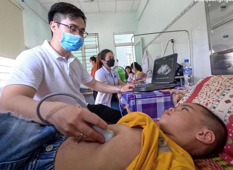 Đoàn bác sĩ thiện nguyện TP Hồ Chí Minh khám sàng lọc bệnh tim miễn phí cho trẻ em nghèo tại H.Bình Sơn.