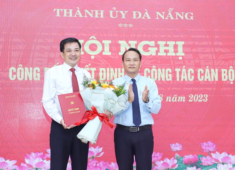 Trưởng ban Tổ chức Thành ủy Nguyễn Đình Vĩnh trao quyết định và chúc mừng ông Huỳnh Văn Nhạn