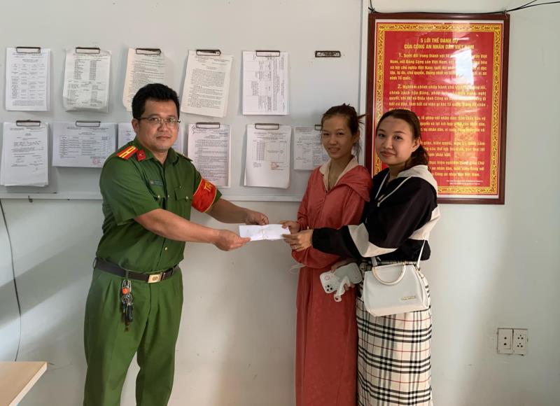 Chị Diễm, Duyên giao nộp chiếc ví cho Công an huyện Nông Sơn.