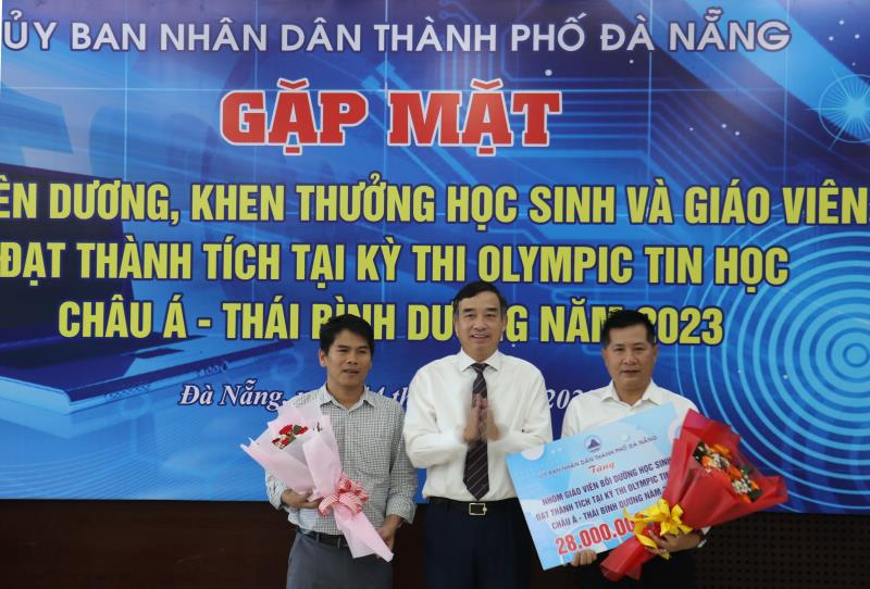 Chủ tịch UBND TP Lê Trung Chinh trao Bằng khen, phần thưởng cho học sinh Lê Ngọc Bảo Anh.