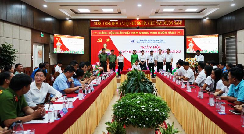 Các đơn vị trực thuộc Tổng Công ty CP Dệt may Hòa Thọ tổ chức ký cam kết thi đua bảo vệ an ninh Tổ quốc.