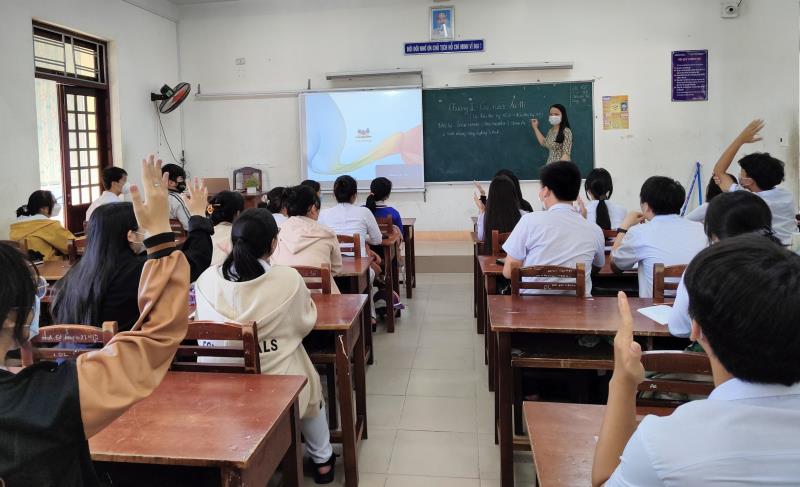 Đội ngũ nhà giáo là nhân tố quan trọng nhất, quyết định nhất để hoàn thành nhiệm vụ đổi mới và nâng cao chất lượng giáo dục. (Trong ảnh: Giờ học Sử của cô trò trường THPT Thái Phiên, Đà Nẵng).