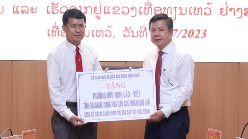 Ông Nguyễn Tân, Giám đốc Sở GD&ĐT tỉnh Thừa Thiên-Huế trao tặng sách vở cho ông Silisak Thanomhak, Giám đốc Sở GD&ĐT Salavan (Lào).