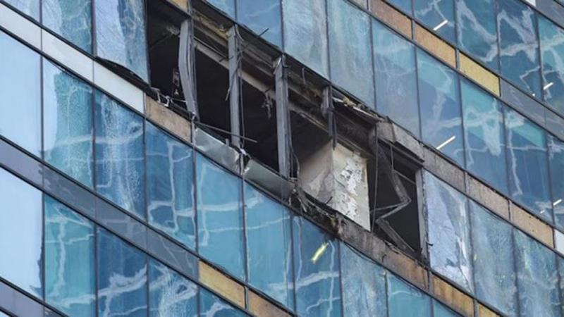 Mặt tiền của tòa nhà tòa nhà trung tâm thương mại ở Moscow bị hư hại sau vụ tập kích sáng 1-8. Ảnh: Reuters
