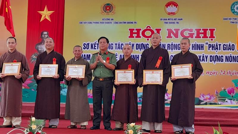 Đại tá Nguyễn Văn Thanh - Giám đốc Công an tỉnh Quảng Trị trao khen thưởng tại Hội nghị sơ kết công tác xây dựng, nhân rộng mô hình "Phật giáo Quảng Trị tham gia bảo vệ ANTQ và chung tay xây dựng NTM" vào tháng 5-2023