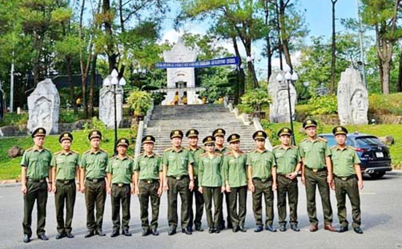 CBCS Phòng QLXNC, CATP Đà Nẵng và Công an các quận, huyện về nguồn các địa điểm di tích lịch sử và Nghĩa trang Liệt sĩ tại Quảng Trị.