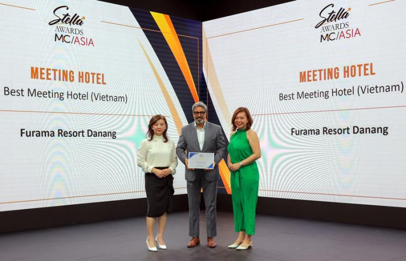 Đại diện Furama Resort Đà Nẵng nhận giải thưởng Khách sạn Hội nghị tốt nhất Việt Nam 2023.