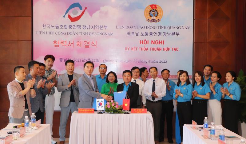 Liên đoàn Lao động tỉnh Quảng Nam và Liên hiệp Công đoàn tỉnh Gyeongnam ký kết thỏa thuận hợp tác.