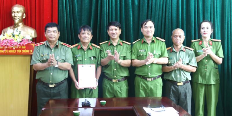 Lãnh đạo Công an tỉnh Gia Lai trao quyết định khen thưởng và trao thưởng đột xuất cho các đơn vị tham gia phá án.
