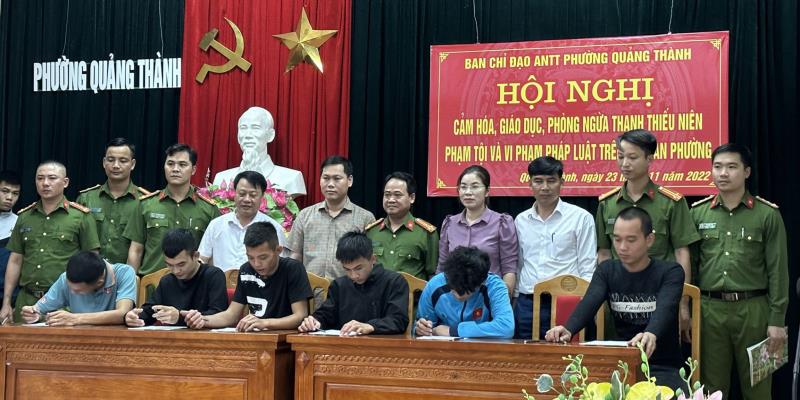 Thanh thiếu niên hư trên địa bàn phường Quảng Thành ký cam kết không vi phạm pháp luật.
