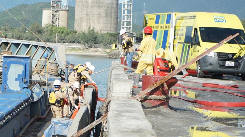 Thuyền viên tàu Trịnh Xuân và lực lượng chữa cháy cơ sở phối hợp xử lý sự cố, rải phao quây chống tràn dầu.