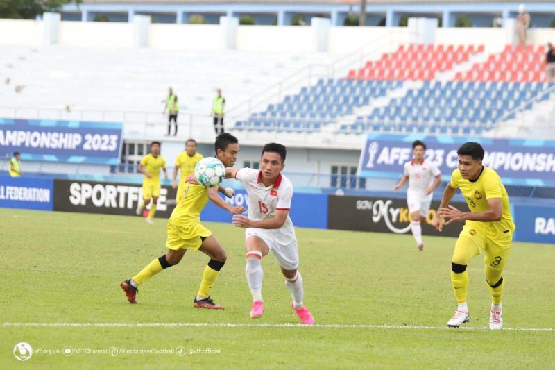 U23 Việt Nam (giữa) giành quyền vào chơi trận chung kết một cách thuyết phục.