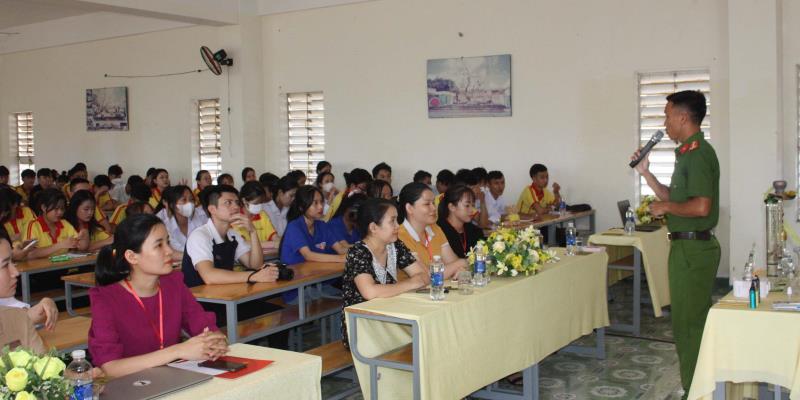Cán bộ Phòng Cảnh sát điều tra tội phạm về ma túy Công an TP Đà Nẵng tuyên truyền về phòng chống tệ nạn xã hội ma túy cho tân sinh viên.