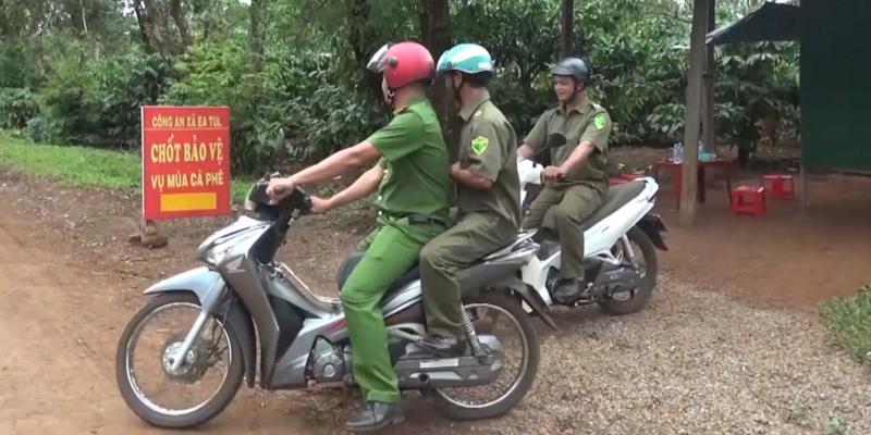 Ban tự quản mô hình "Chốt bảo vệ mùa cà-phê" ở xã Ea Tul (huyện Cư M'gar, tỉnh Đắk Lắk) xuất phát một ca tuần tra.