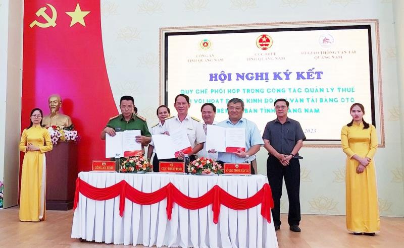 Cục Thuế tỉnh, Công an tỉnh và Sở GT-VT tỉnh Quảng Nam ký kết phối hợp trong quản lý thuế về hoạt động KDVT bằng ô-tô.