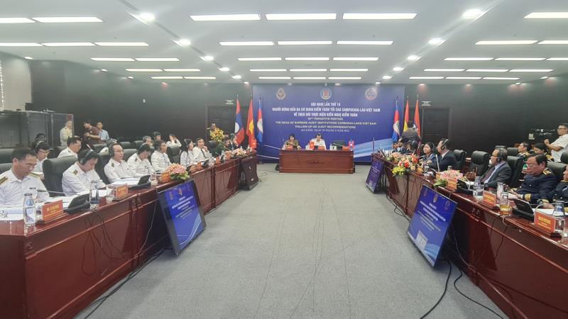 Bí thư Thành ủy Đà Nẵng Nguyễn Văn Quảng tặng quà lưu niệm cho người đứng đầu cơ quan Kiểm toán Nhà nước Campuchia, Lào và Việt Nam.