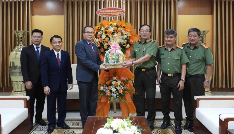 Đoàn Tổng Lãnh sự quán Lào tặng hoa chúc mừng lực lượng Công an TP Đà Nẵng.