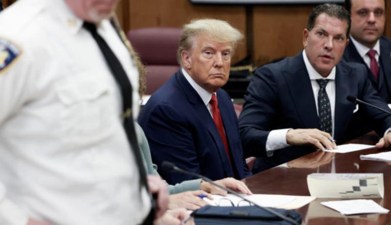 Cựu Tổng thống Mỹ Donald Trump (trái) tại phiên xét xử của tòa án hình sự Manhattan ở New York, Mỹ hồi tháng 4.