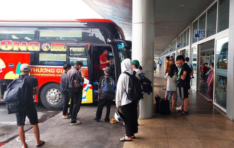 Đông đảo khách du lịch đến Sân bay Quốc tế Đà Nẵng vào chiều 31-8.
