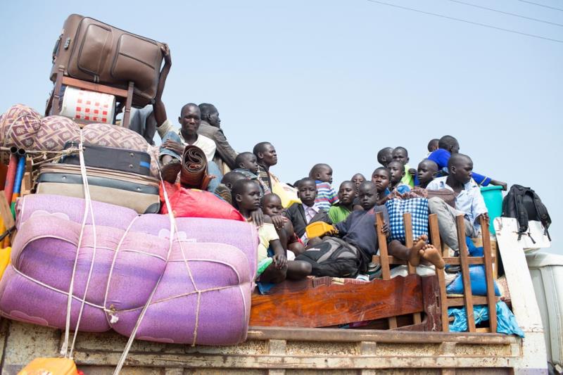 Người di cư từ Nam Sudan kéo đến Elegu, phía bắc Uganda. Ảnh: UNHCR
