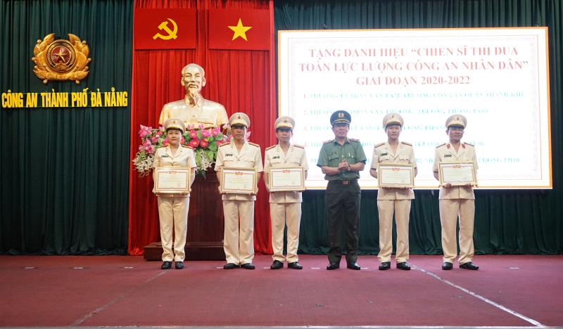 Thừa ủy nhiệm, Đại tá Trần Phòng - Phó Giám đốc Công an TP trao Bằng khen của Bộ trưởng Bộ Công an cho các tập thể, cá nhân có thành tích xuất sắc.