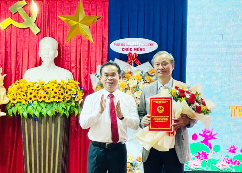 Phó Chủ tịch UBND tỉnh Trần Anh Tuấn trao quyết định xếp hạng II cho Trung tâm Y tế Duy Xuyên. Ảnh: P.V