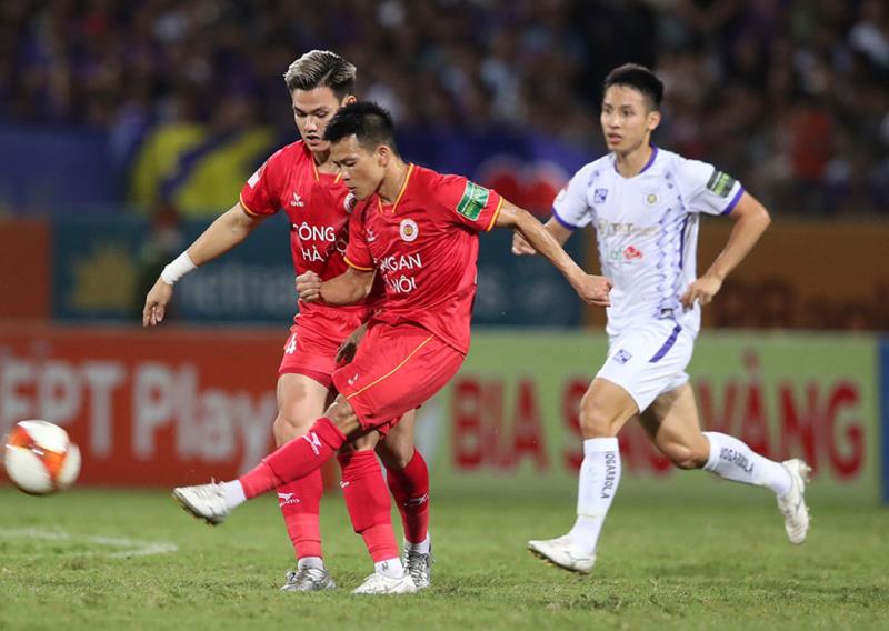 Công an Hà Nội (áo sẫm) tạm chiếm ưu thế ở cuộc đua vô địch V. League 2023.