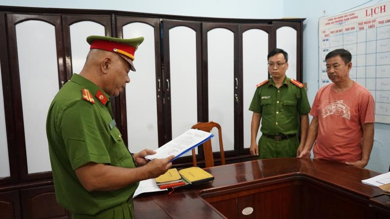 Lực lượng chức năng thực hiện khám xét nơi ở của đối tượng Nguyễn Nho Cầm.
